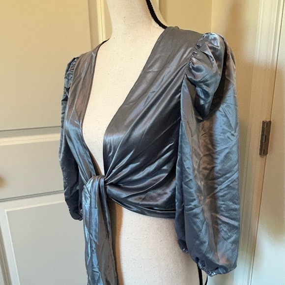 Forever 21 blue silk puffy leave mid sleeve tie front crop top shall - Picture 2 of 4